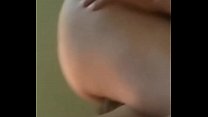 Две шлюхи брюнетки лижут толстый хуй спутника перед вагинальным порно